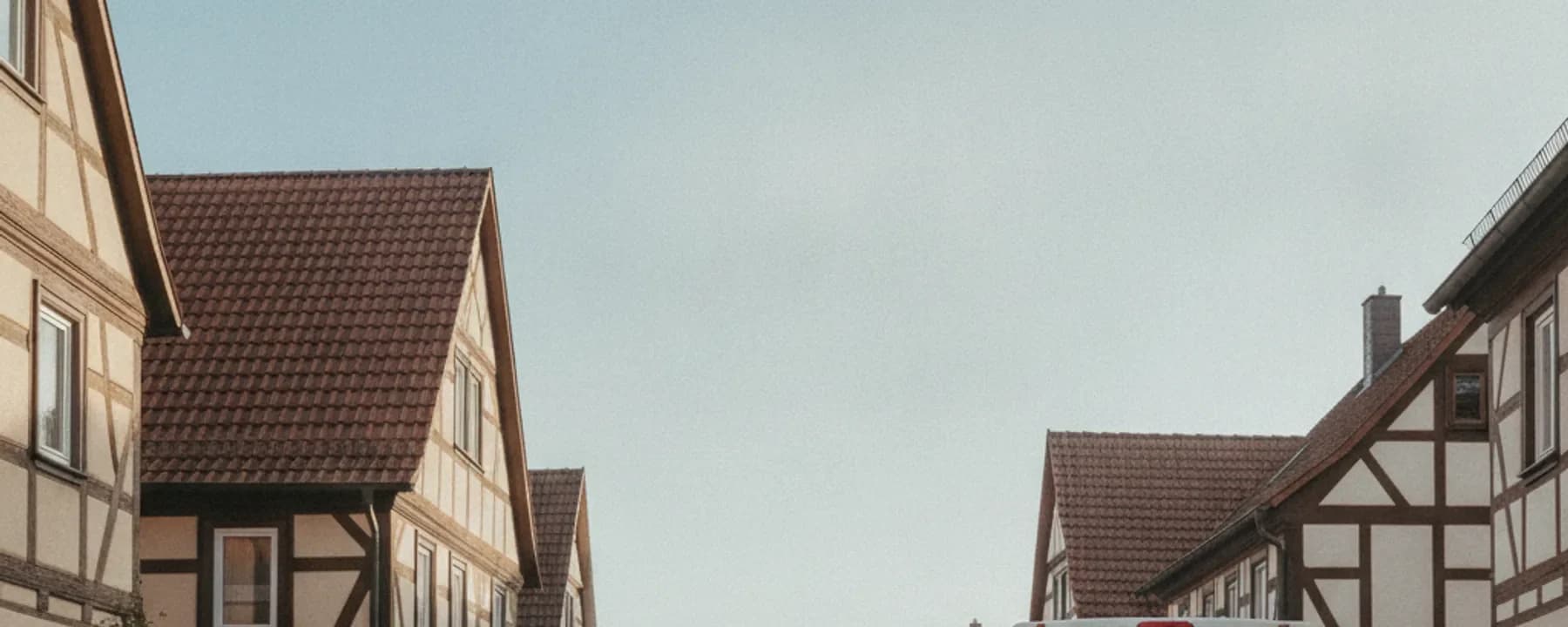Ruhige Wohnstrasse in Niederweiler mit einem Umzugswagen