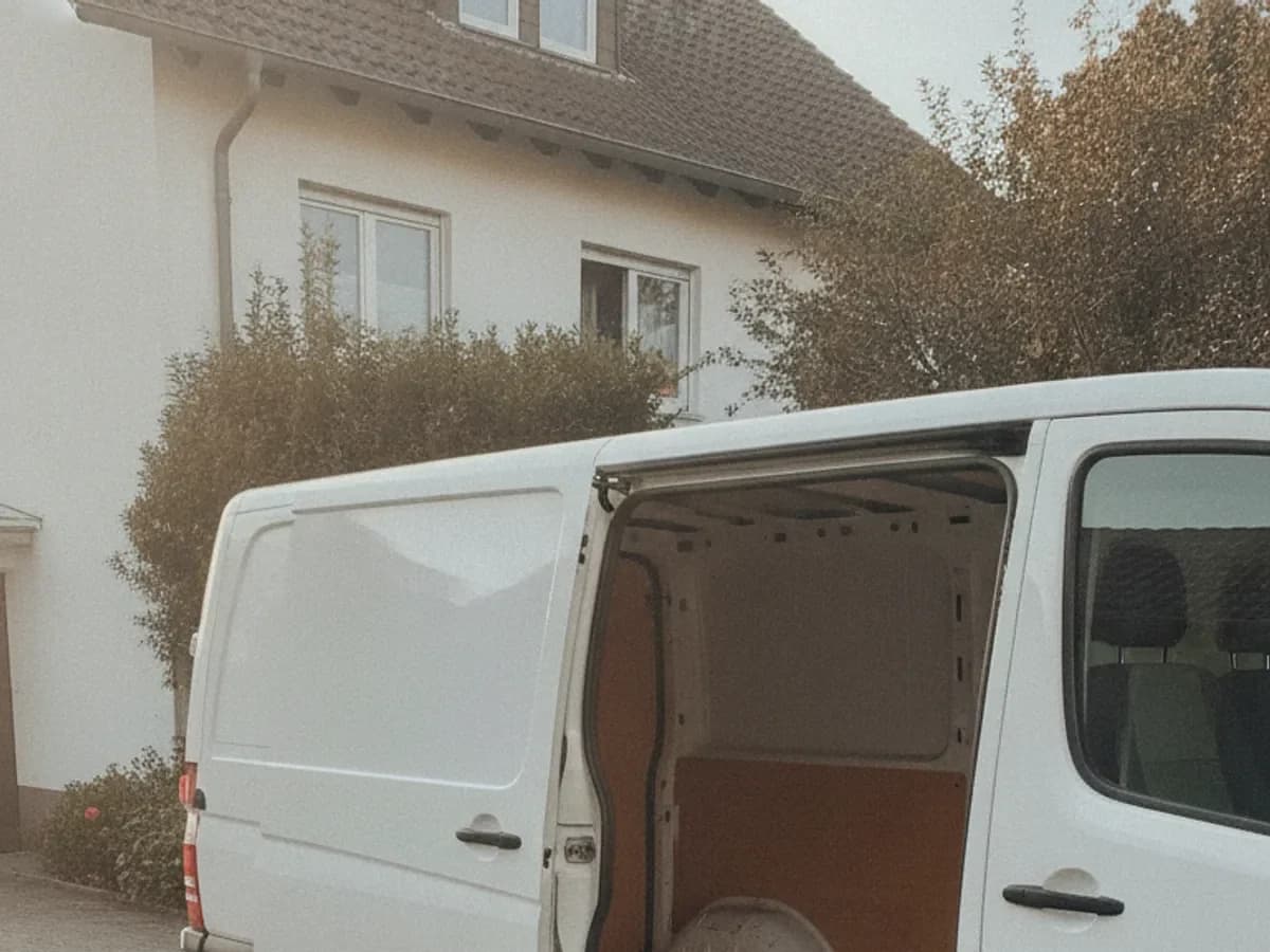 Transporter von MTS Henri Meder Transporte abfahrbereit vor dem Haus in Niederweiler